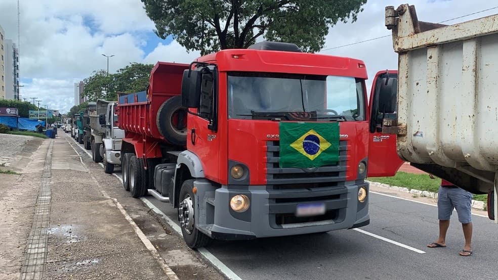 Profissionais da construção civil fazem protesto contra novo decreto do Governo da Paraíba