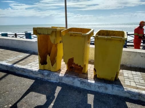 FOTO: Lixeiras em Ponta Negra são novamente vandalizadas