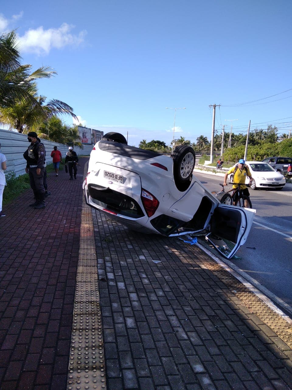 FOTOS: Capotamento registrado na Via Costeira no início da manhã desta sexta gera apelo por radares e diminuição de velocidade