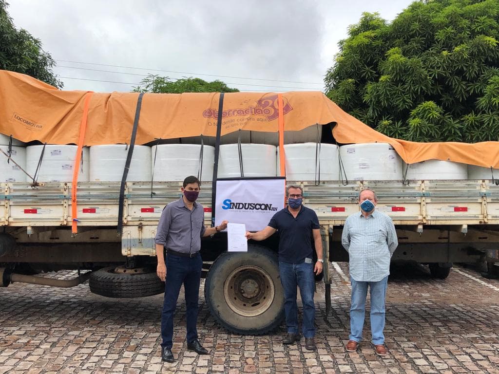 FOTO: Sinduscon doa 4 toneladas de tecido SMS certificado para o Governo do Estado