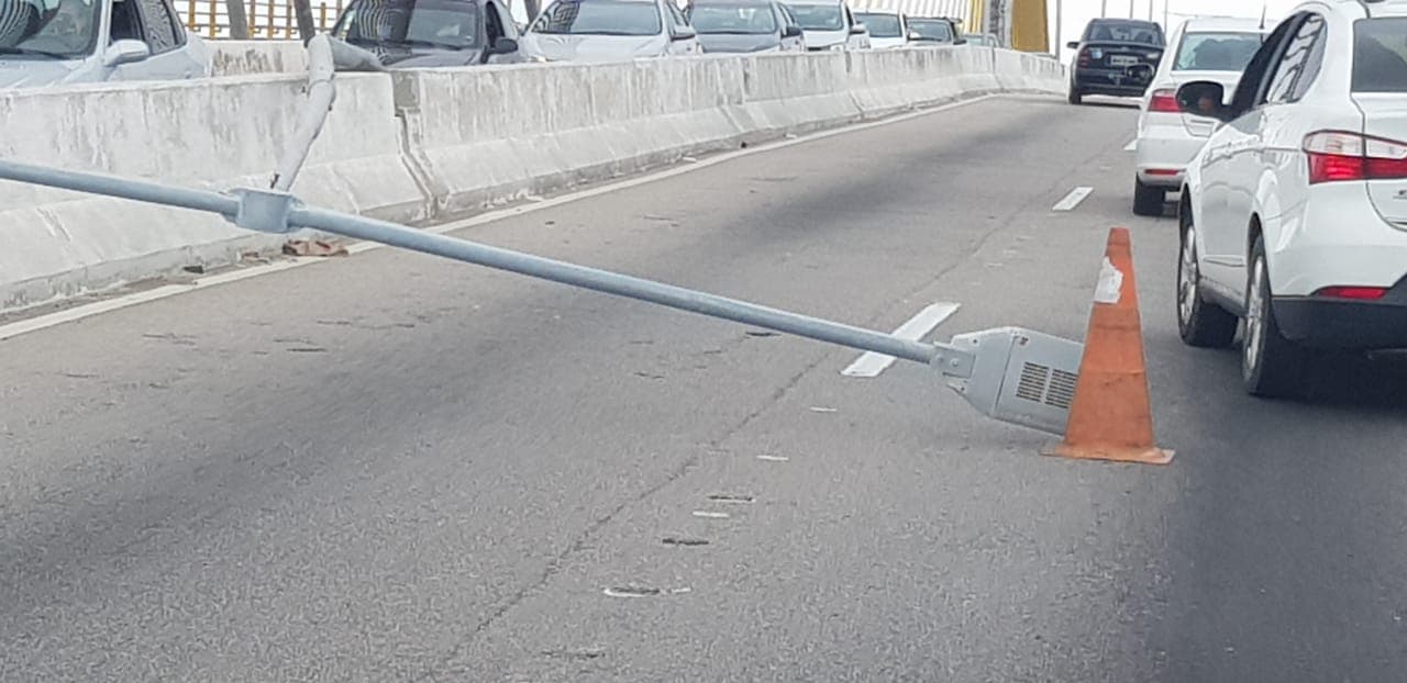 FOTOS: Acidente provoca grande congestionamento na Ponte Nova