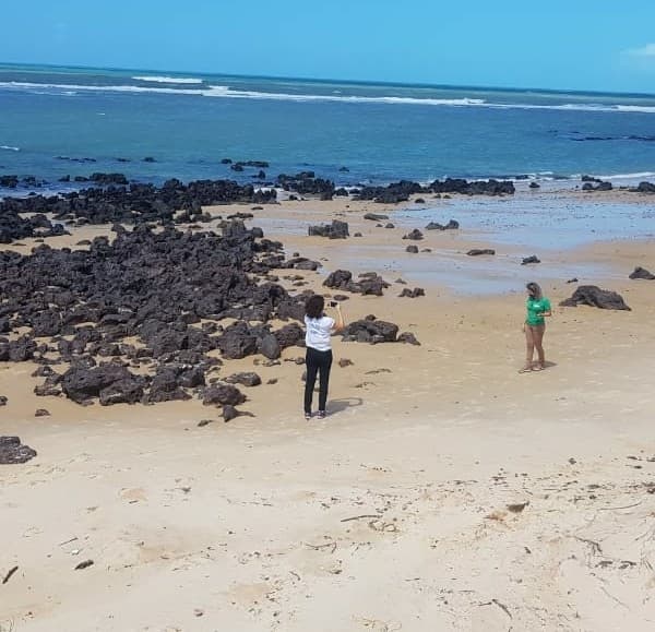 FOTOS: Fragmentos de óleo foram avistados e removidos da Praia de Tabatinga, no litoral sul potiguar, informa Idema