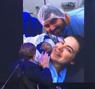 Neta de Amado Batista nasce durante live e surpreende o cantor