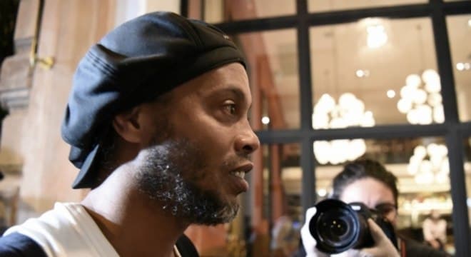 Maradona quer ‘desaposentar' Ronaldinho, com 40 anos, para defender seu time, o Gimnasia y Esgrima, na Argentina