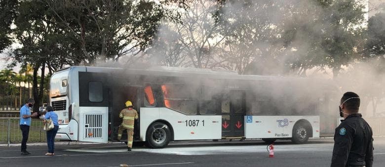 Homem é preso após atear fogo em ônibus em frente ao Palácio do Planalto
