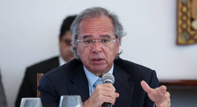Guedes exige saber impacto de longo prazo para liberar concursos