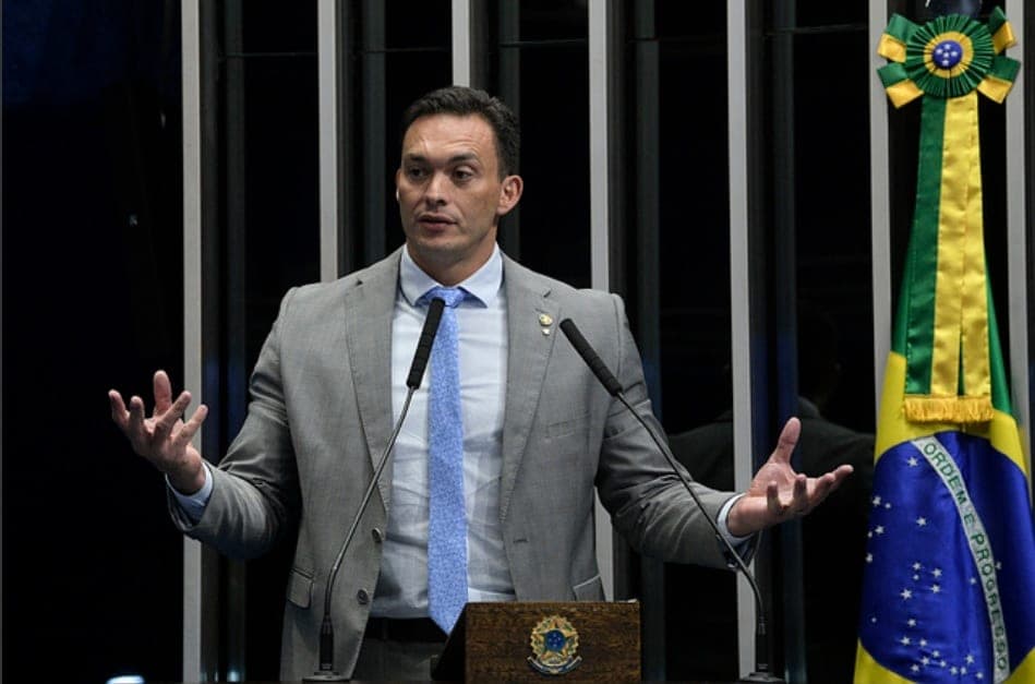 Styvenson tem fim de semana em SP com passagens pagas pelo Senado e se nega a explicar razão da viagem, destaca reportagem