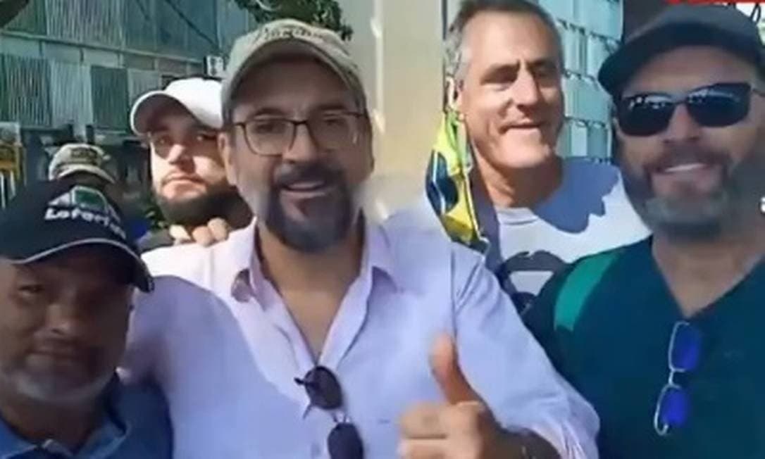 DF multa Abraham Weintraub em R$ 2 mil por não usar máscara em manifestação