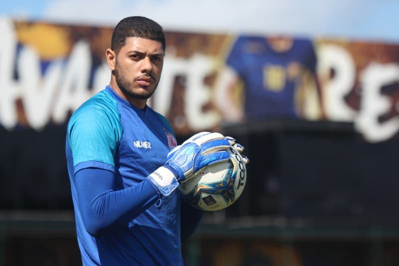 "Cria" das categorias de base, goleiro Ewerton renova com o América até o final de 2023