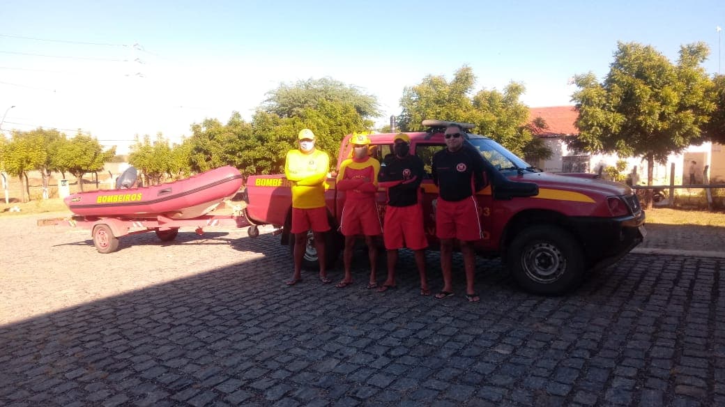 Equipes de mergulho do Corpo de Bombeiros realizam buscas por homem que desapareceu no açude Gargalheiras desde domingo