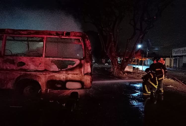 FOTO: Bombeiros controlam incêndio em micro-ônibus na Zona Norte de Natal