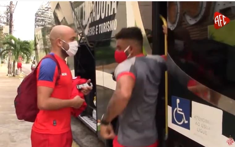 VÍDEO: Delegação do América embarca para Pernambuco para intertemporada