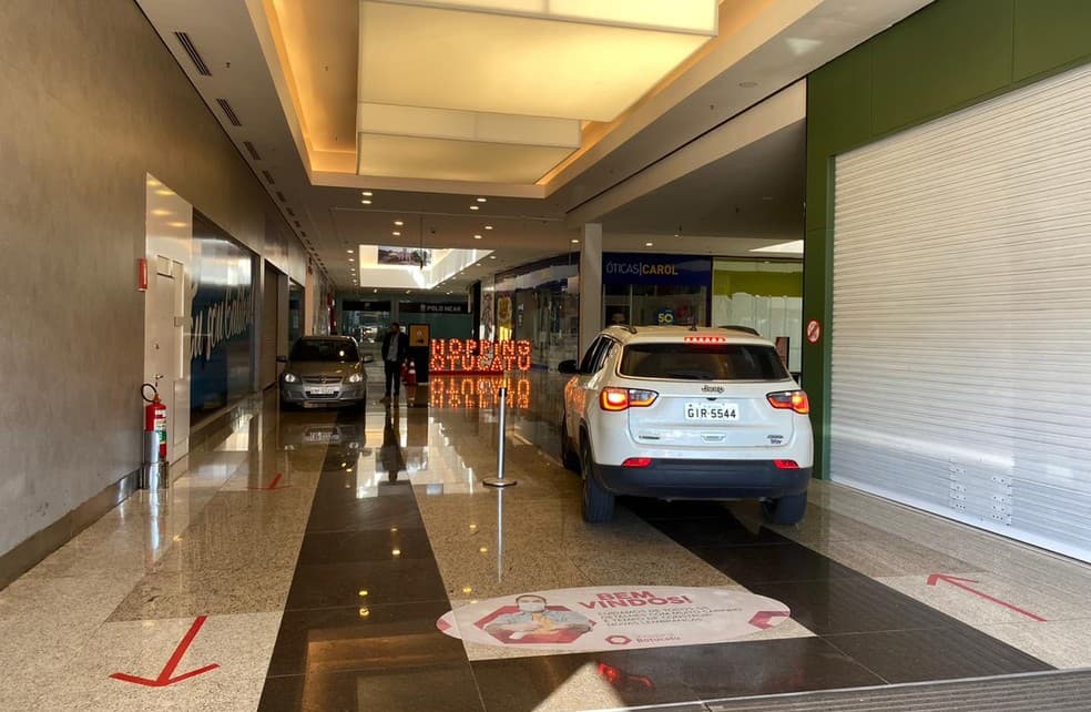 FOTOS: Shopping adota drive-thru e libera carros nos corredores das lojas para retirada de compras em Botucatu-SP
