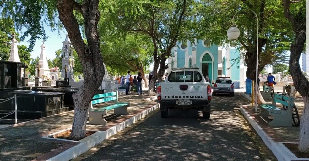 Perna humana, com característica de amputação, é encontrada dentro de caixa de papelão em cemitério em Mossoró