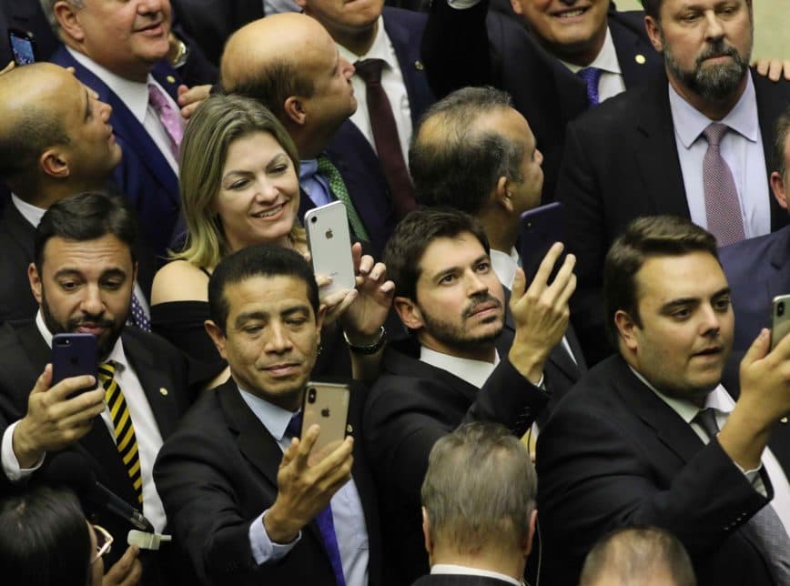 Câmara proíbe que deputados usem dinheiro público para lucrar com canais no YouTube