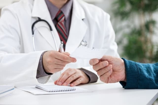 Pesquisa aponta que médicos são os profissionais em quem brasileiros mais confiam; Professores vêm em segundo lugar e bombeiros em terceiro