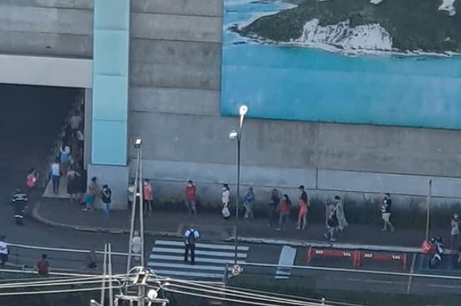 FOTO: Fila se formou em Natal para reabertura de shopping nesta terça