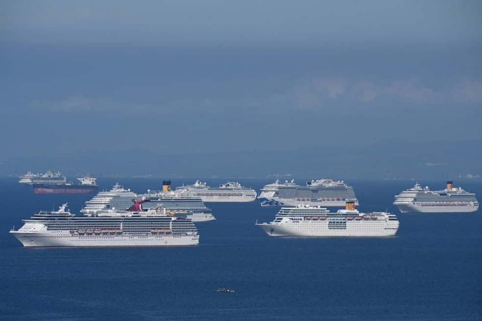 Pandemia confina mais de 200 mil pessoas por meses em navios