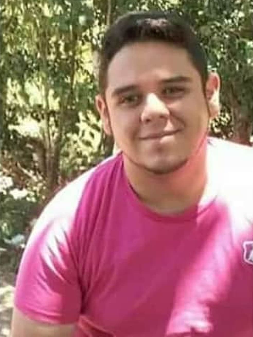 FOTO: Após carro ter sido encontrado incendiado, família procura por motorista de aplicativo desaparecido em Natal