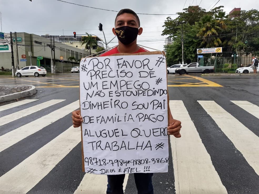 FOTO: Desempregado desde fevereiro, jovem de 20 anos pede oportunidade com cartaz em semáforo de Natal