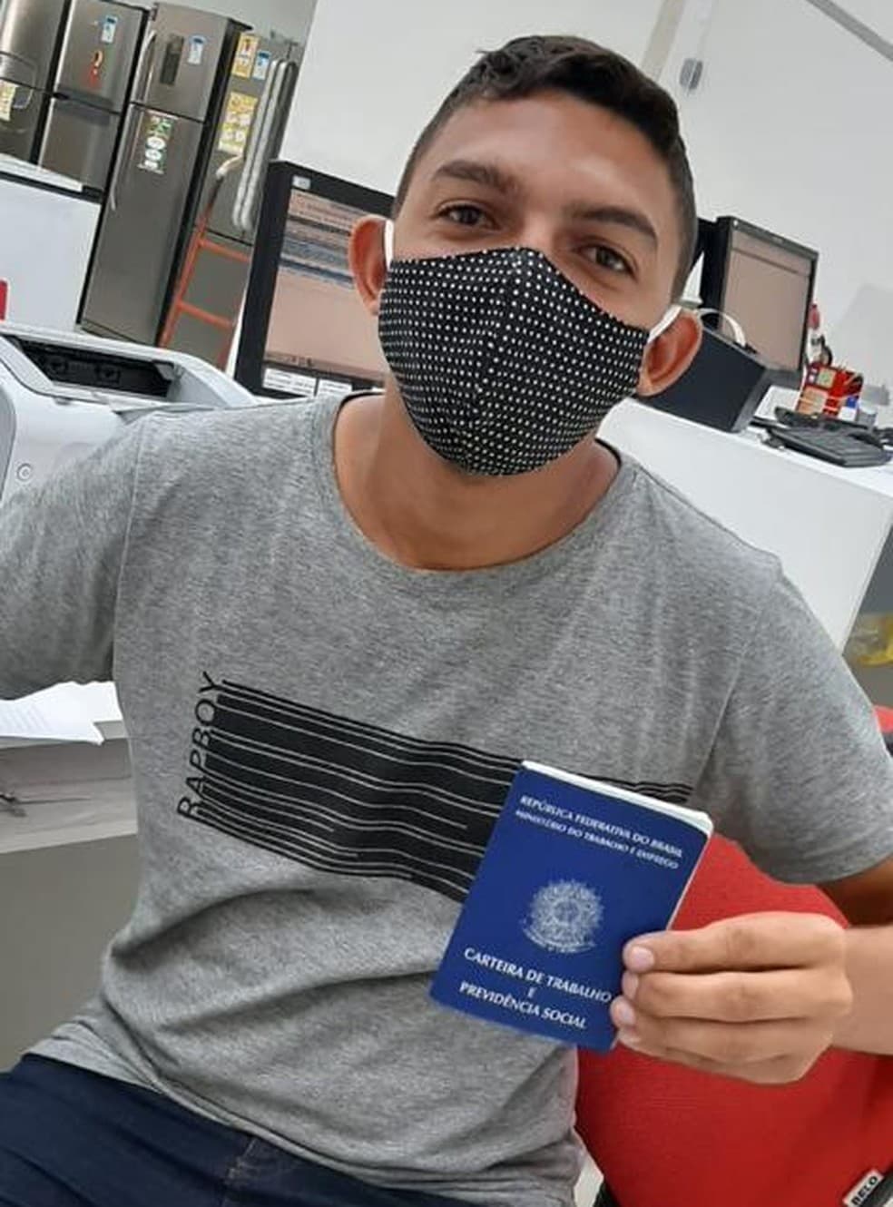FOTO: Após pedir emprego com cartaz em semáforo de Natal, jovem de 20 anos é contratado por loja