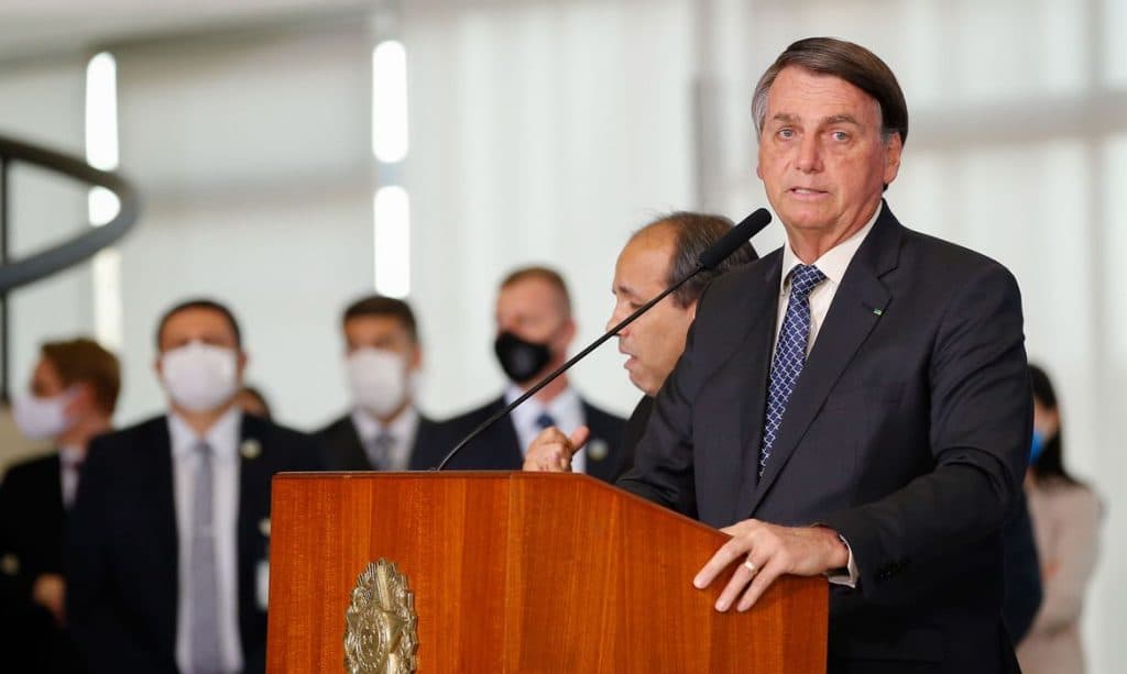 Bolsonaro deve prorrogar auxílio por mais 4 meses, com valor de R$ 300