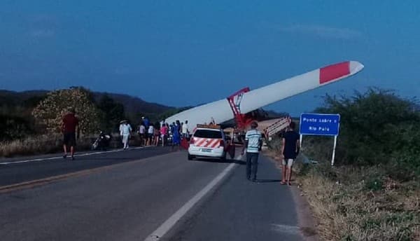 Pá eólica em carreta esmaga carro e deixa dois mortos no Ceará