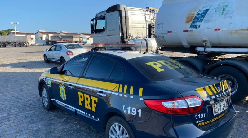 PRF apreende carga irregular de combustível em João Câmara