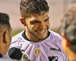ABC divulga nota após acidente de carro na Rota do Sol envolvendo Berguinho; jogador sofreu ferimento na perna