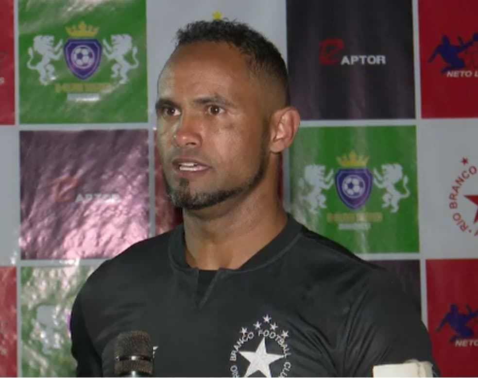 Justiça determina que goleiro Bruno use tornozeleira eletrônica nos treinos e jogos