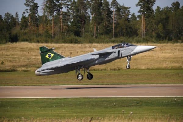 Primeiro caça sueco Gripen está a caminho do Brasil e será apresentado no DF