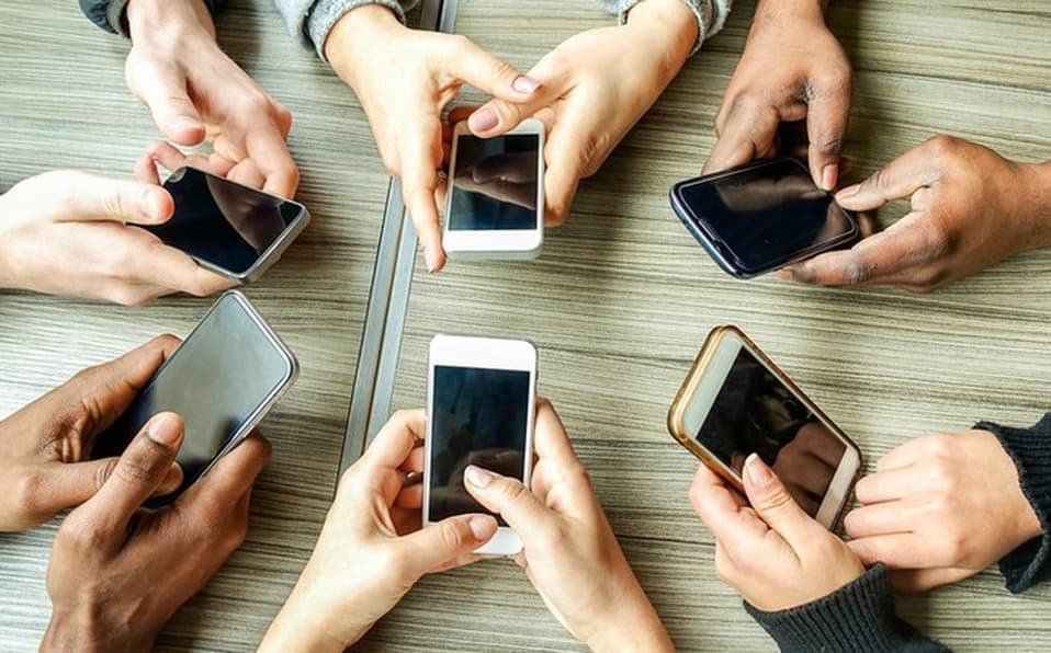Usuários abandonariam cão, álcool e até sexo para ficar com celular, revela pesquisa