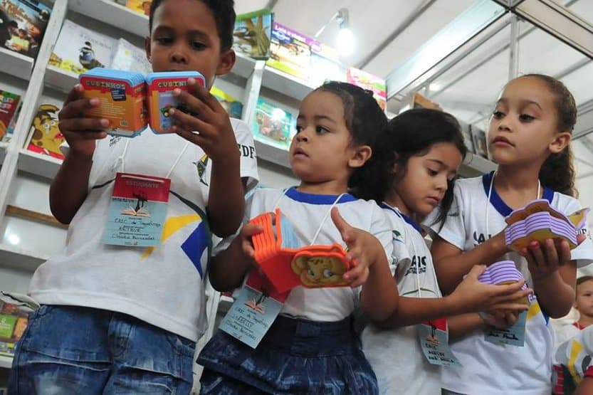 Covid-19: União Europeia e Unicef pedem prioridade a reabertura de escolas