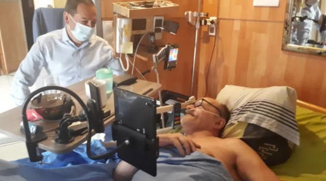 Facebook bloqueia vídeo de francês com doença incurável que quer transmitir a própria morte