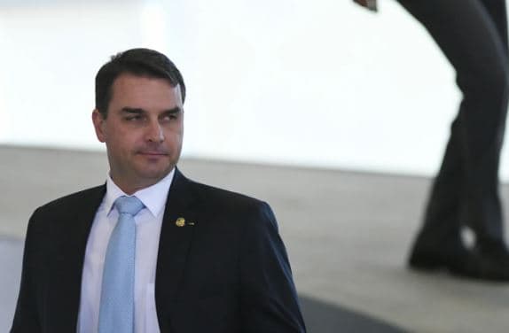 Ministério Público do Rio emite nota e nega ter ajuizado denúncia contra Flávio Bolsonaro e Queiroz