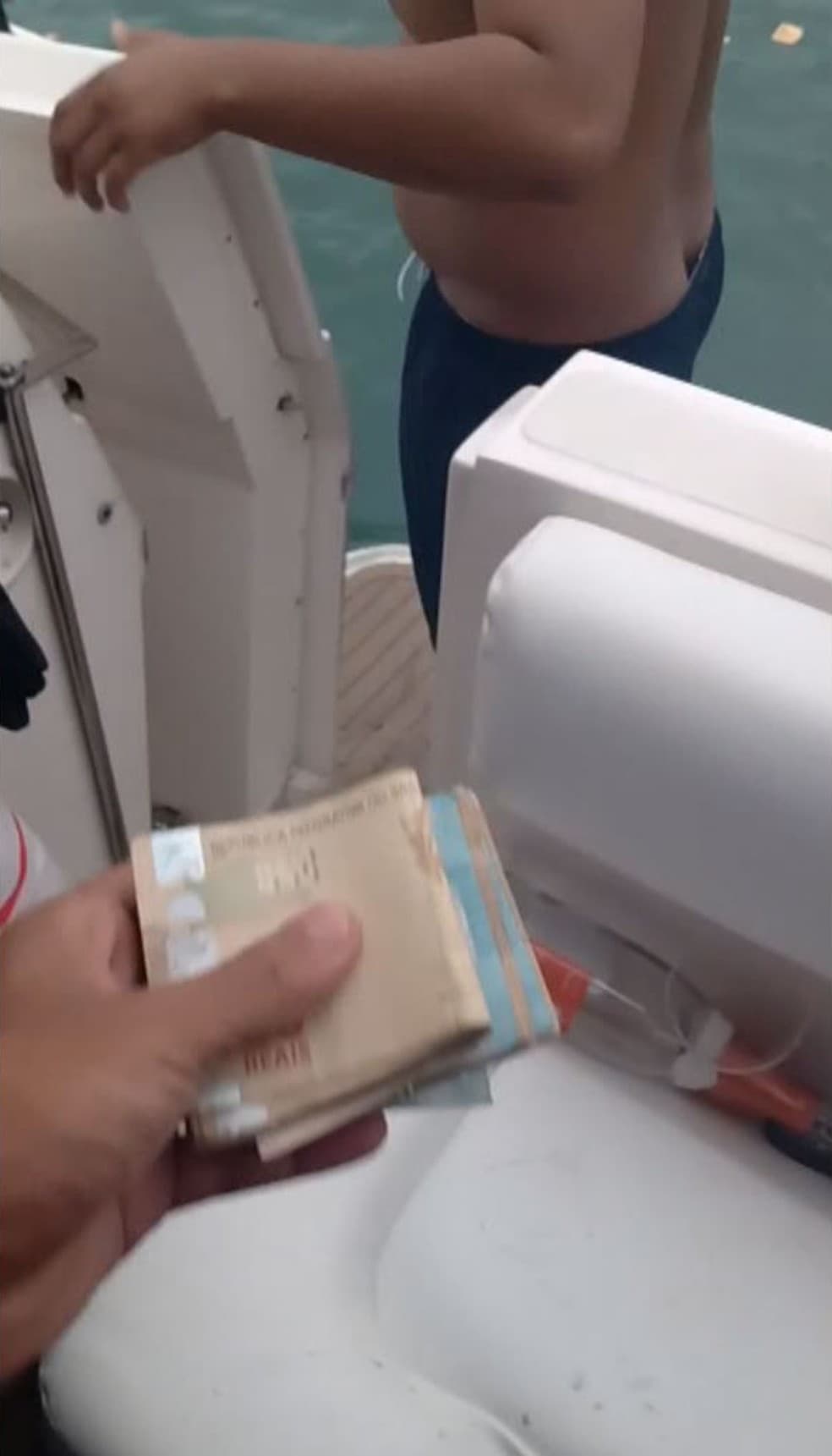 FOTOS E VÍDEO: Participante de festa em barcos de luxo joga notas de R$ 50 no mar no litoral de SP