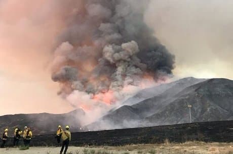 Chá de bebê com fogos de artifício provoca grande incêndio na Califórnia