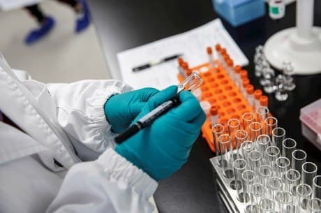 Coquetel de medicamentos indica resultado promissor contra covid nos EUA