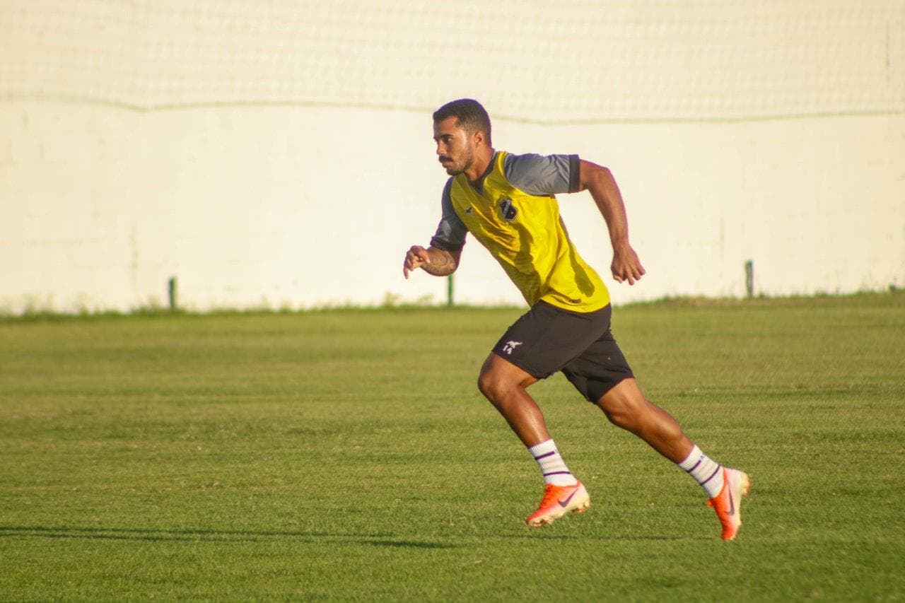 FOTOS: ABC oficializa a contratação dos volantes Fabrício Bigode e Souza Tibiri; veja ficha técnica dos novos reforços