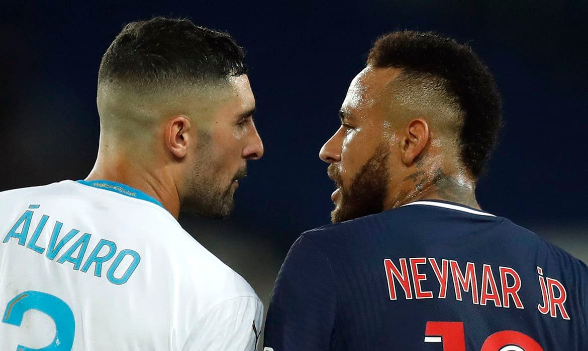 PSG anuncia apoio total a Neymar em caso de racismo