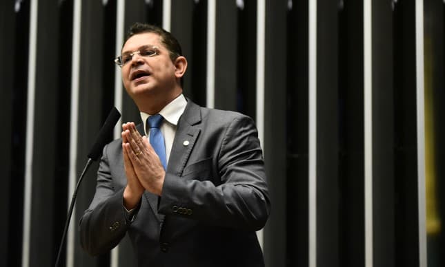 Rodrigo Maia se compromete a segurar o projeto de liberação do plantio de maconha