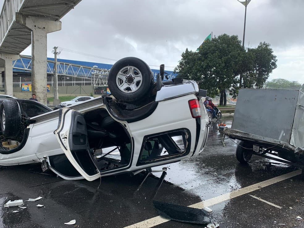 FOTO: Motorista perde controle, carro capota e atinge motocicleta na BR-101 na Grande Natal