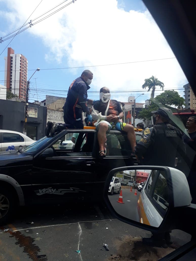 FOTO E VÍDEO: Motociclista vai parar em cima de carro após colisão em Natal