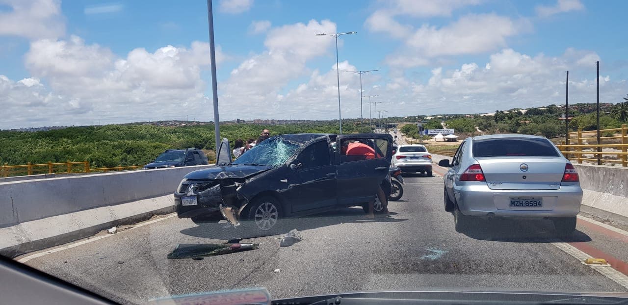 FOTO: Acidente na ponte Newton Navarro deixa trânsito lento sentido Redinha