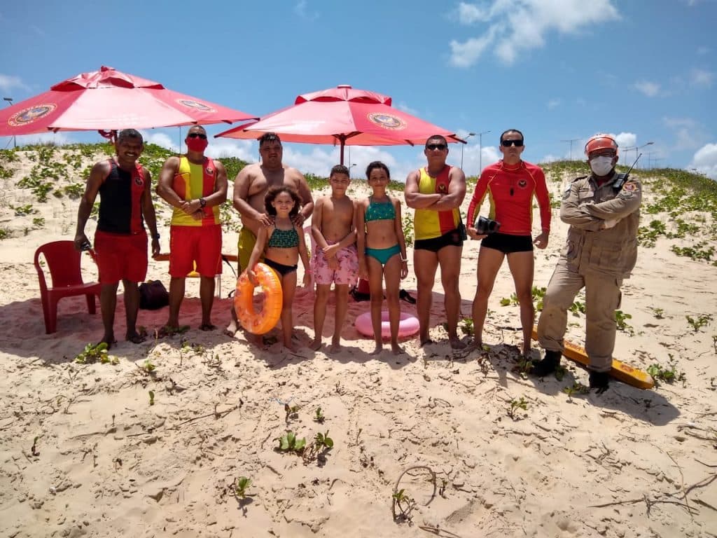VÍDEO: Bombeiros salvam quatro vítimas de afogamento na Praia do Forte