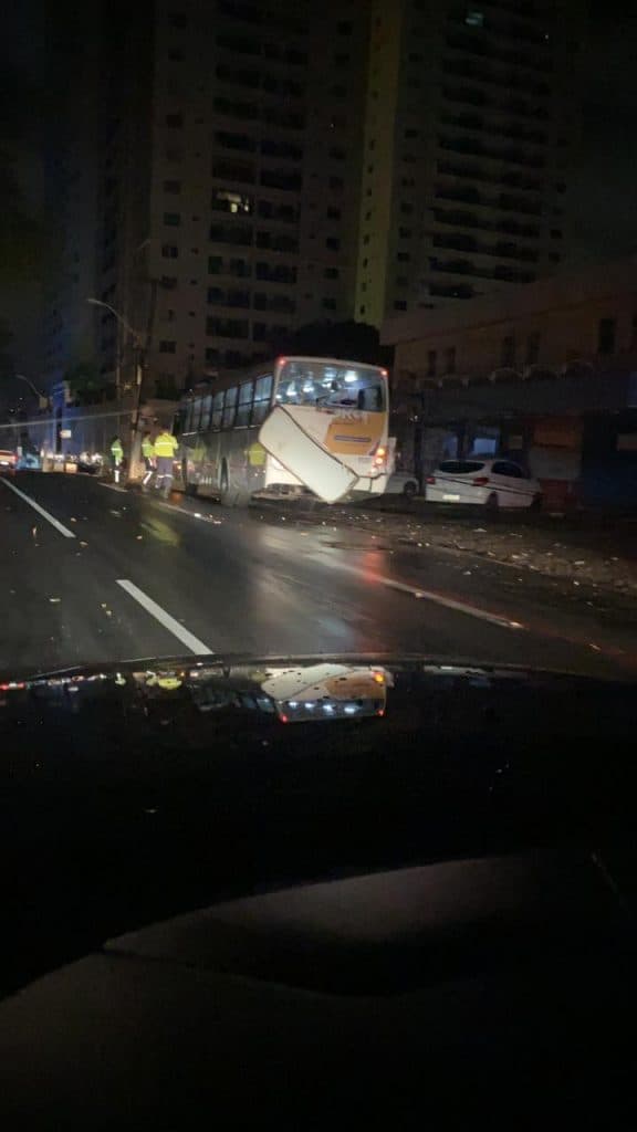 ACIDENTE: Colisão de ônibus contra poste provoca falta de energia em alguns bairros de Natal