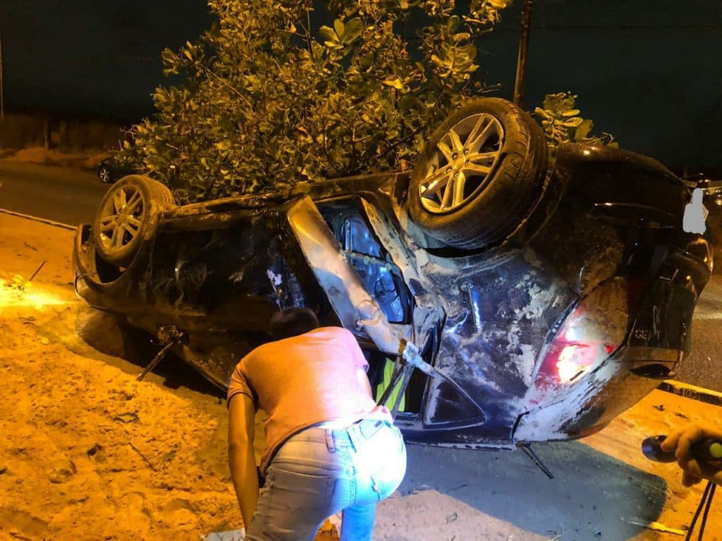 ACIDENTE: Motorista perde controle de veículo, derruba árvore e capota no prolongamento da av. Prudente de Morais