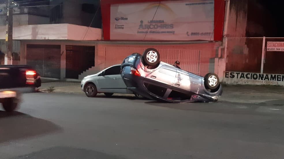 ACIDENTE: Motorista bate em dois carros, capota e é preso por embriaguez ao volante no bairro Cidade Alta