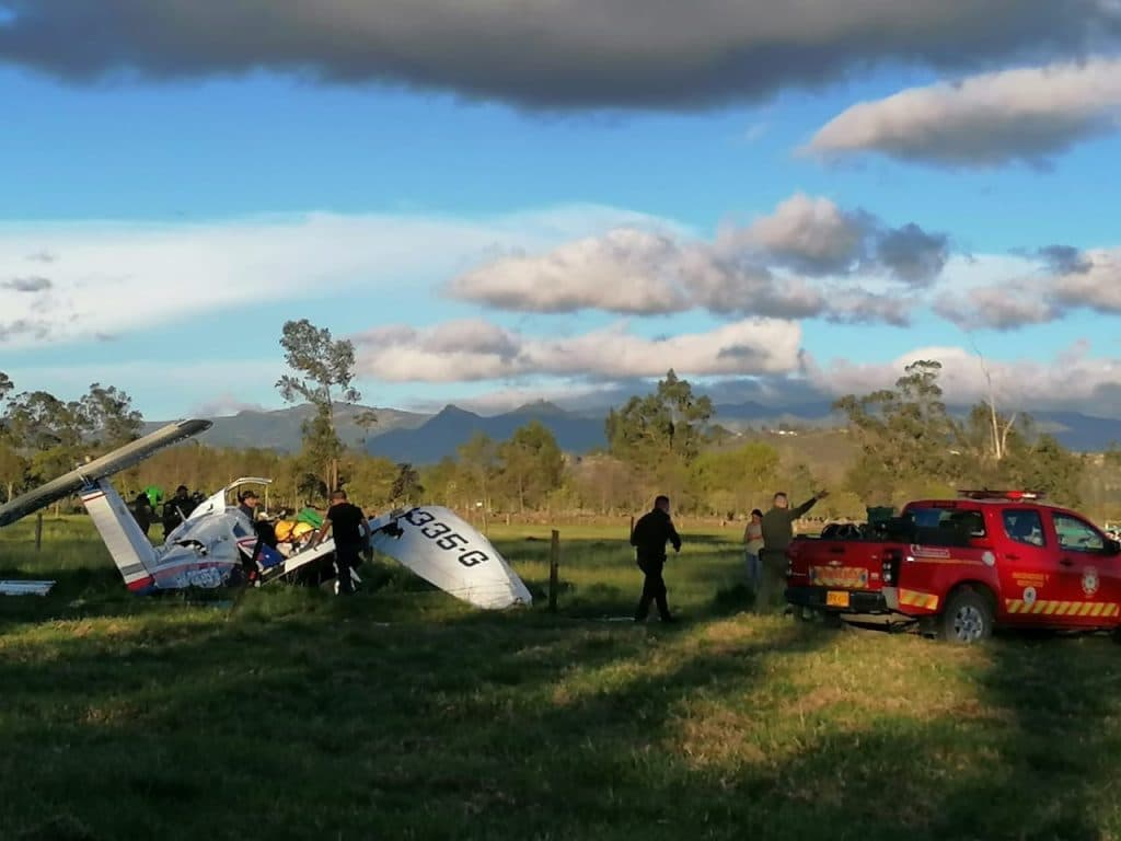 Avião cai na Colômbia e bebê salvo pela mãe é o único sobrevivente do acidente