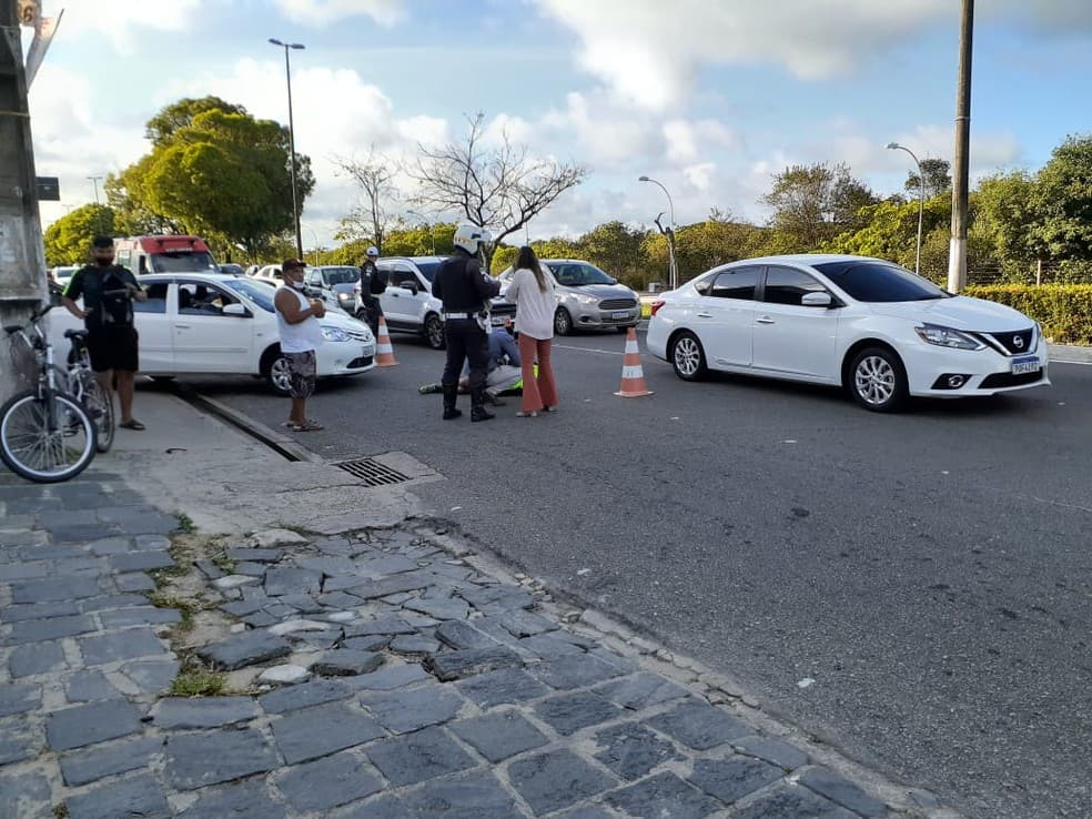 MAIS UM CASO: Ciclista é atropelado na Avenida Roberto Freire em Natal
